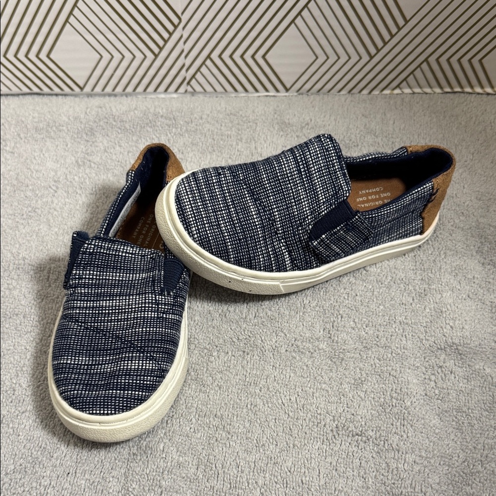 Toms sneakers Slip-On Sneakers toddler size 7 blue and white kid shoes